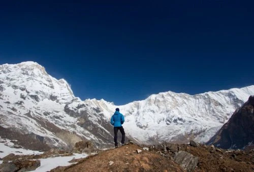Trekkeurs marchant sur un sentier sec et ensoleillé du trek Annapurna Base Camp au printemps