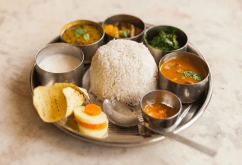 Daal Bhat plat traditionnel du Népal avec riz et lentilles