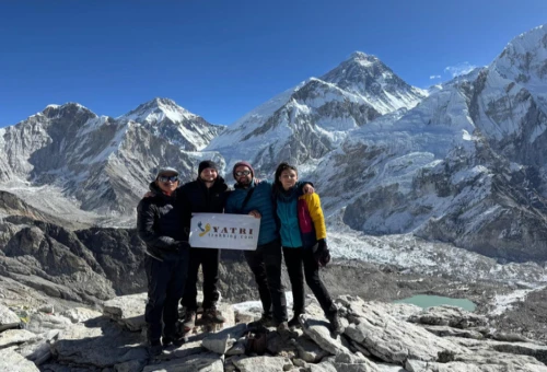 Vue du trek vers le Mont Everest avec paysage himalayen et itinéraire de randonnée