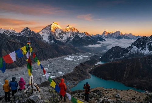 Lever de soleil doré sur les sommets enneigés de l'Himalaya au Népal