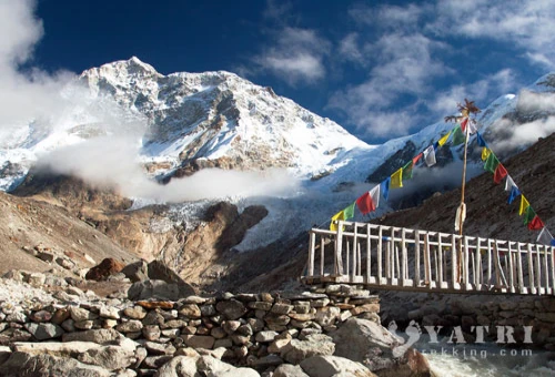 Trek du Camp de Base du Makalu avec vue panoramique sur le Makalu et les montagnes de l'Himalaya au Népal