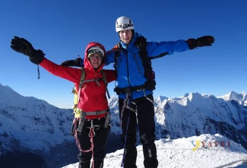 Alpinistes au sommet d’un pic de 6000 mètres au Népal avec vue panoramique sur les montagnes de l’Himalaya.
