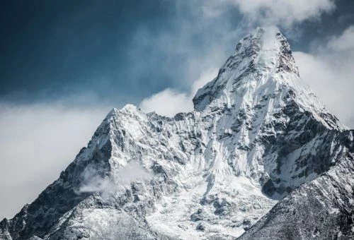 Vue panoramique des meilleurs sommets de 7000m au Népal avec des alpinistes en haute altitude dans l’Himalaya.