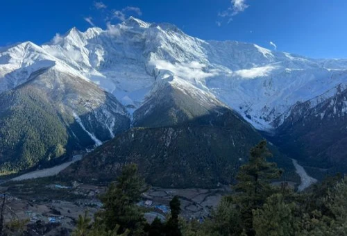 Vue panoramique des montagnes Annapurna et Manaslu au Népal avec des trekkeurs sur les sentiers de l’Himalaya