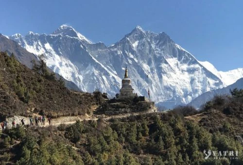 Trekkeur marchant vers le Camp de Base de l'Everest au lever du soleil