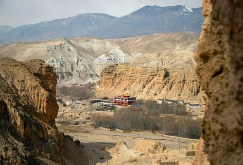 Trekkeur marchant vers la ville close de Lo Manthang dans le désert du Haut Mustang, Népal