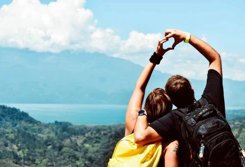 Couple en voyage de noces au Camp de Base de l'Everest dans l'Himalaya