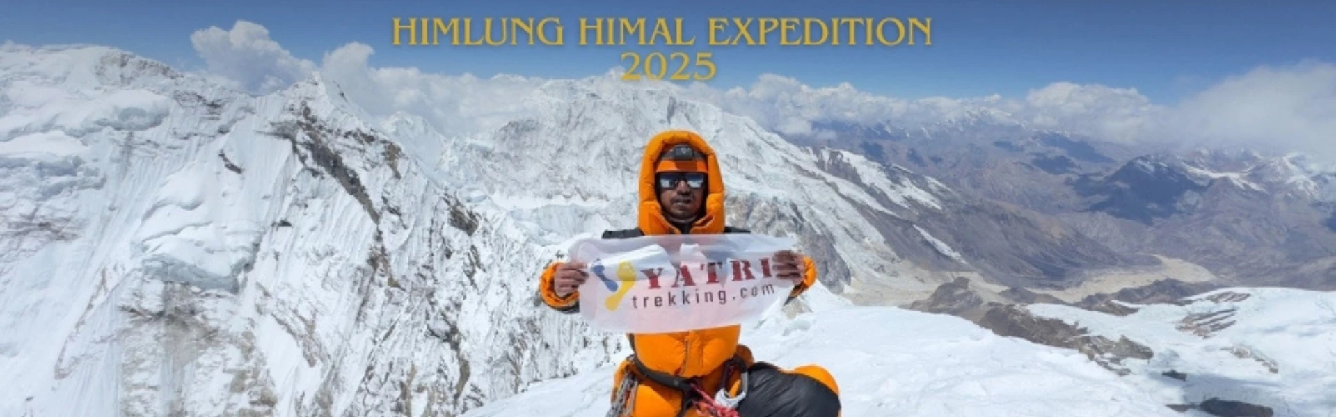 Expédition d’alpinisme sur un sommet de 7000m au Népal avec des grimpeurs marchant sur une arête enneigée dans l’Himalaya.