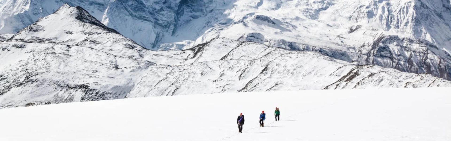 Panorama de la chaîne de l’Annapurna avec cols de haute altitude au Népal