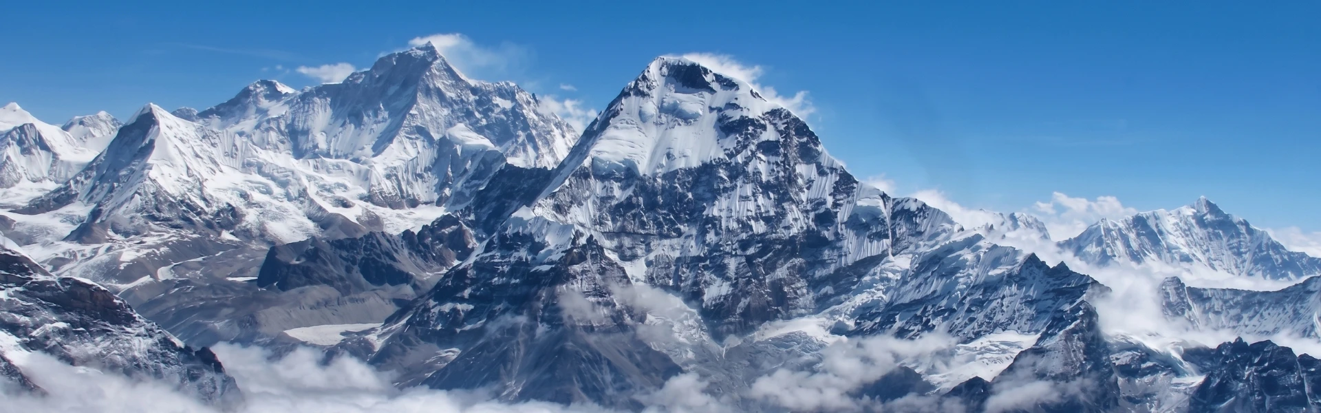 Randonneurs admirant le Makalu depuis le Camp de Base du Makalu dans la vallée de Barun au Népal