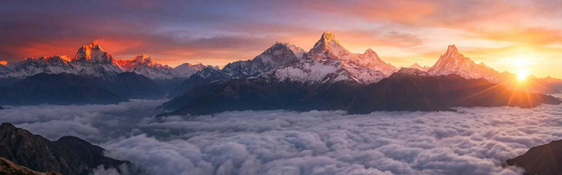 Panorama du lever de soleil sur la chaîne de l'Himalaya avec ciel orangé et rose