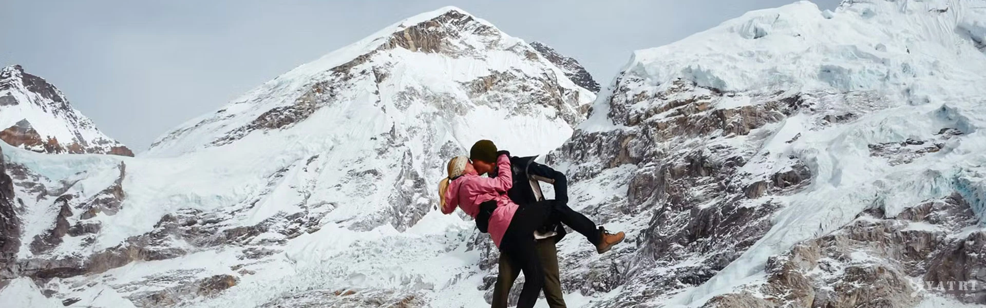 Couple trekkeurs marchant vers le Camp de Base de l'Everest pendant leur lune de miel au Népal