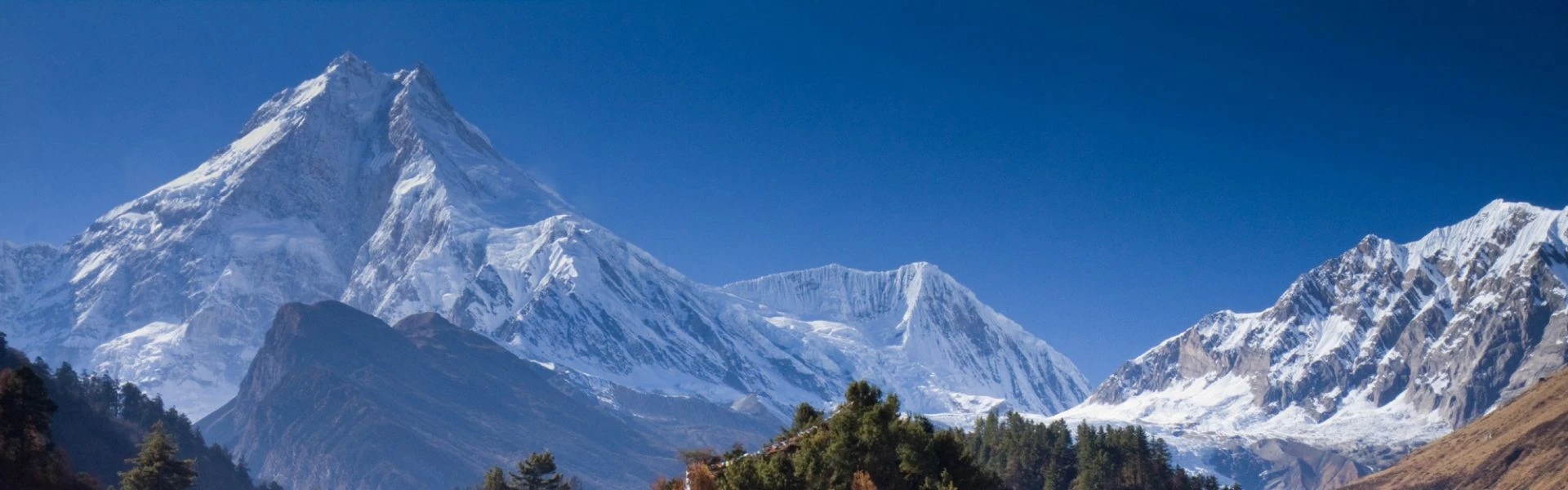 Chaînes de montagnes Annapurna et Manaslu dans l’Himalaya au Népal avec sommets enneigés et ciel bleu