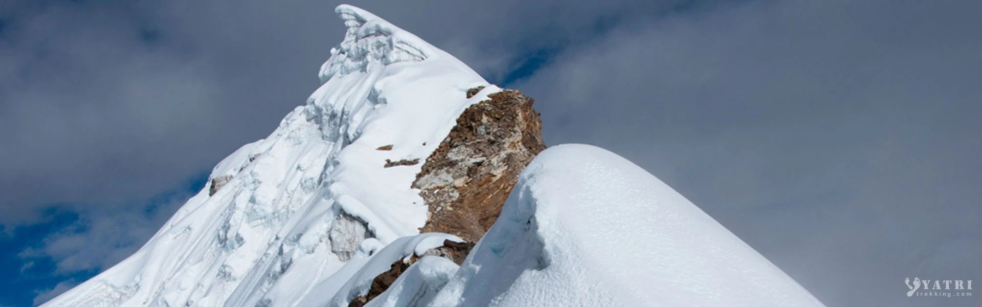 Vue aérienne des montagnes himalayennes incluant Mera Peak, Lobuche East et Island Peak au lever du soleil