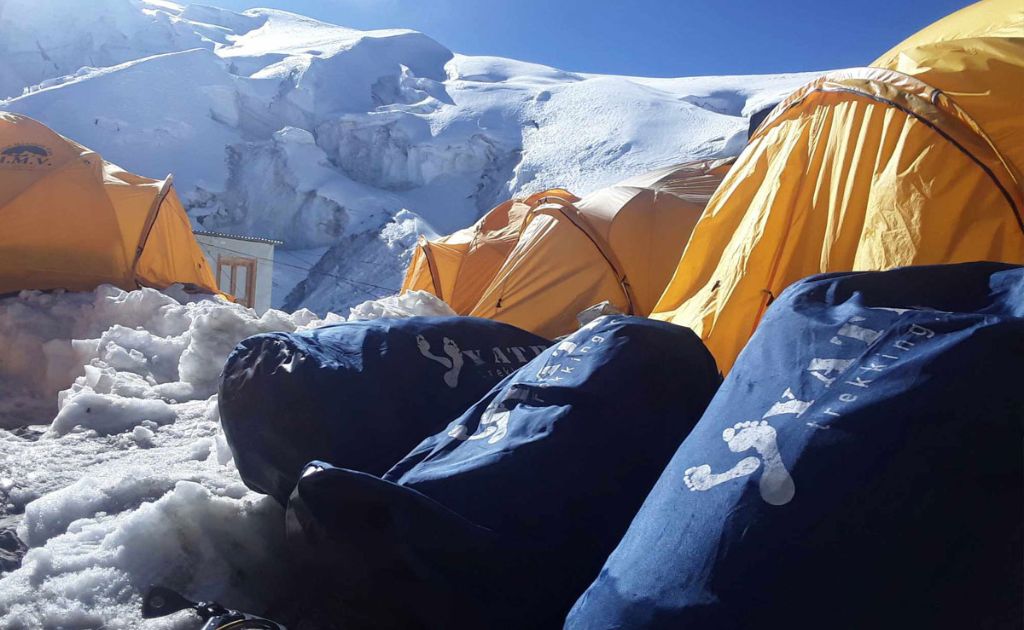 Alpinistes en entraînement d’acclimatation sur les pentes enneigées du Mera Peak au Népal