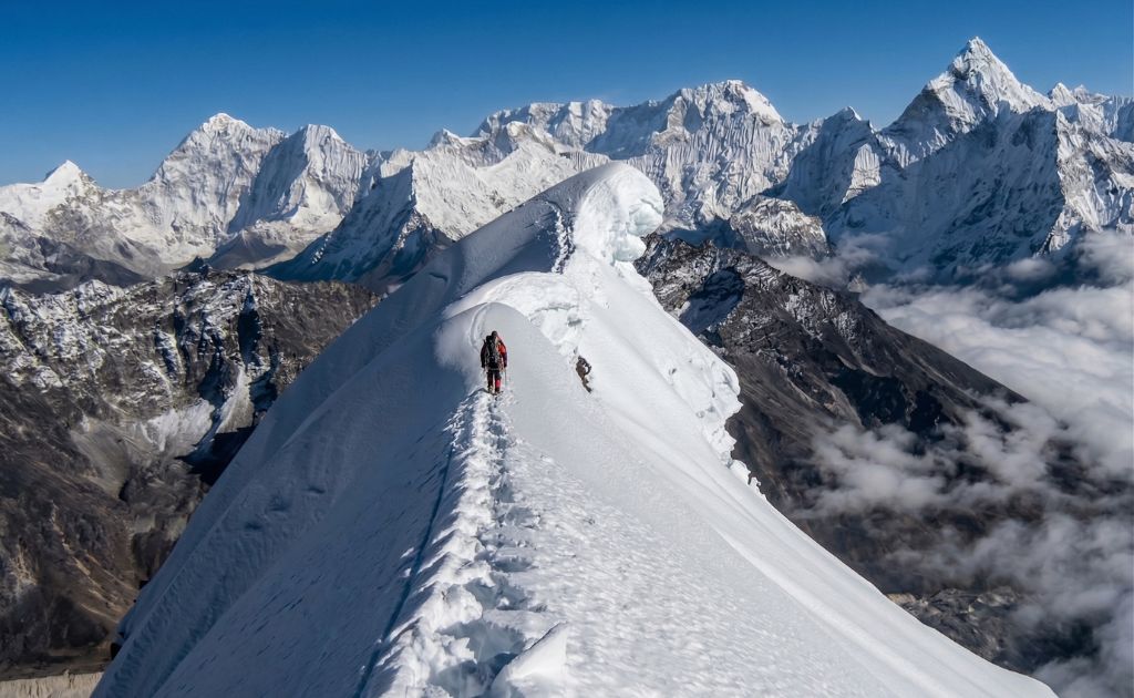 Grimpeurs utilisant des cordes fixes sur le Baruntse dans la région du Makalu-Barun.
