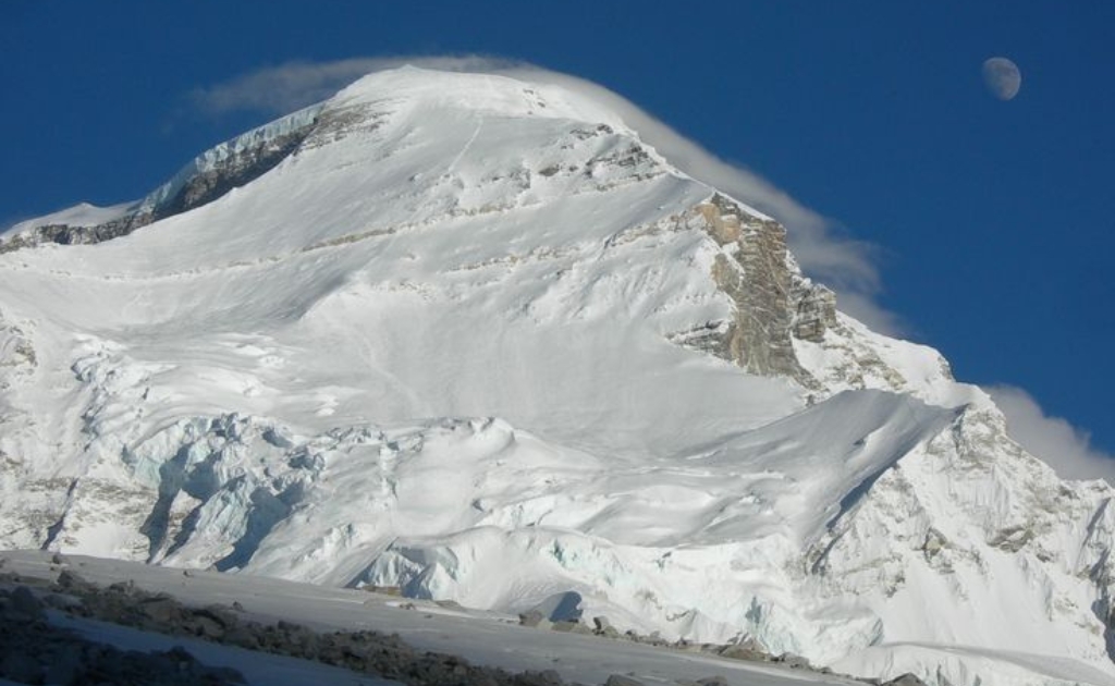 Camp d’altitude et grimpeurs sur la voie du Cho Oyu dans l’Himalaya.