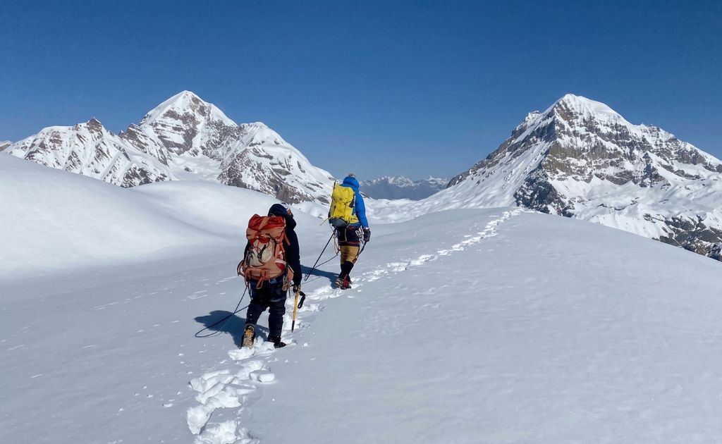 Grimpeurs sur les pentes enneigées du Chulu East dans la région de l’Annapurna.