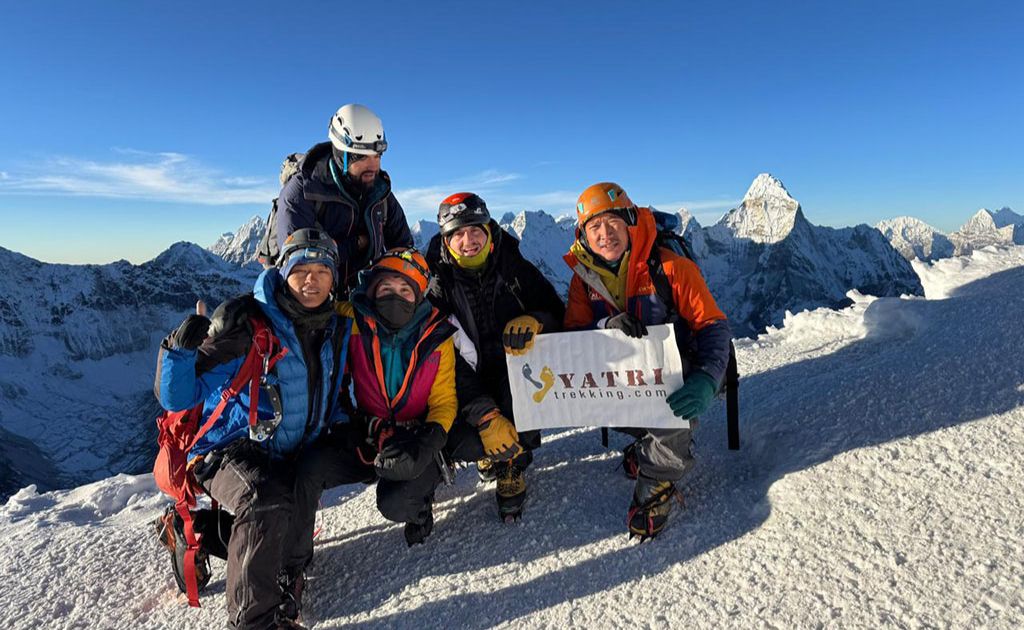 Clients et guides célébrant au sommet de l’Island Peak dans l’Himalaya au Népal