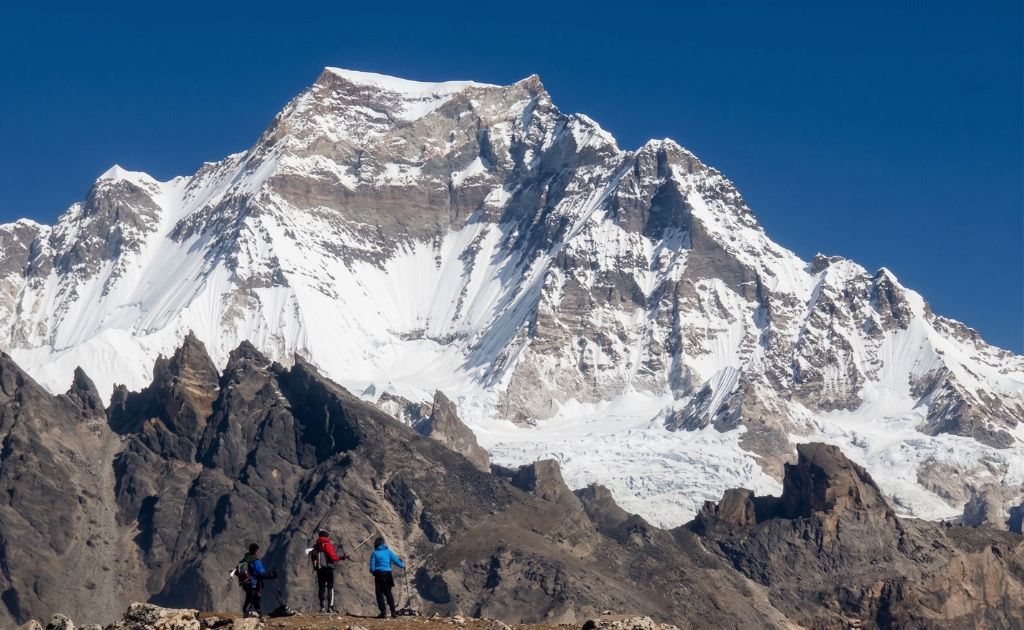 Vue spectaculaire du Gyachung Kang, le plus haut sommet du monde sous les 8000m.