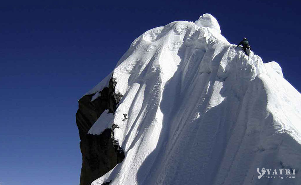 Trekkeur face au Lobuche East avec l’Everest en arrière-plan dans la vallée du Khumbu