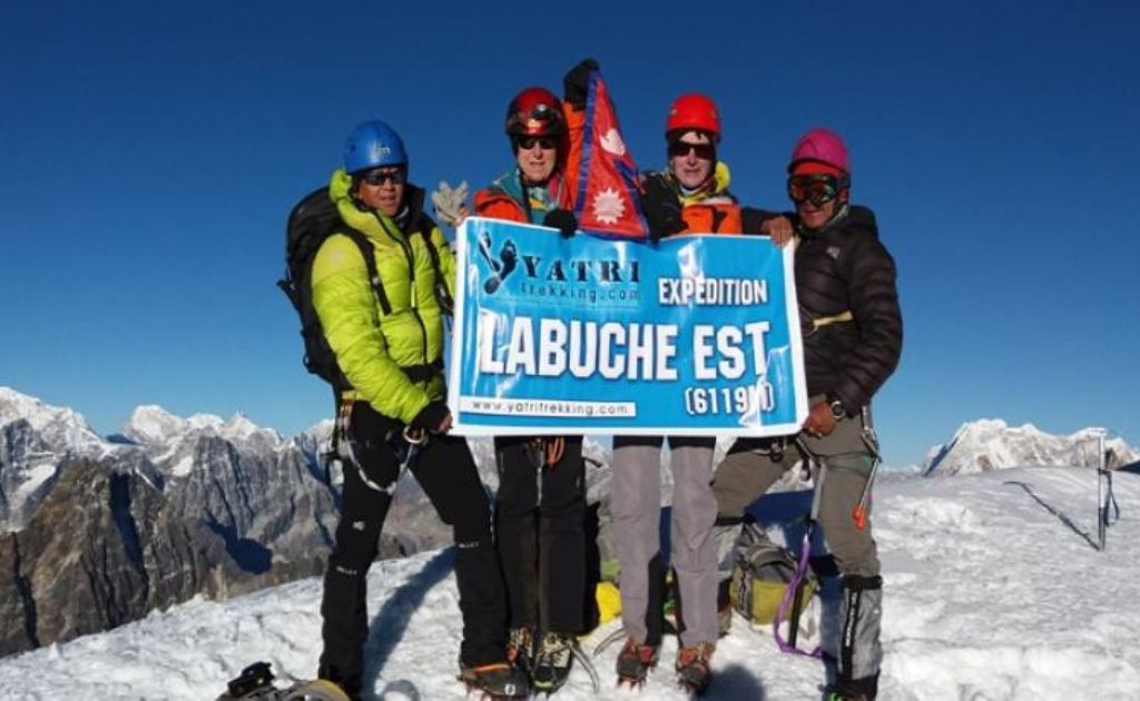 Grimpeurs sur l’arête du Lobuche East avec vue sur le glacier du Khumbu.