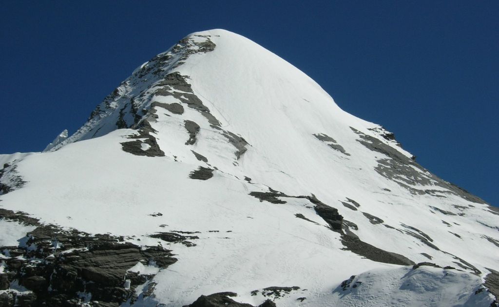 Vue du Pisang Peak dominant la vallée de Manang dans la région des Annapurnas.