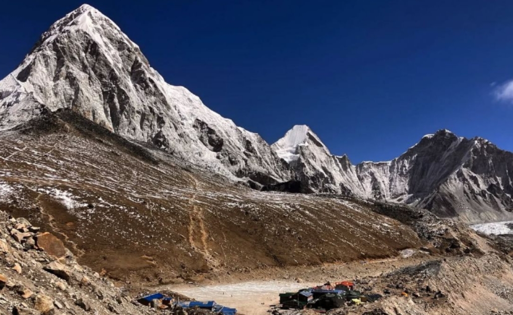 Ascension technique du Pumori avec vue sur Everest et le glacier du Khumbu.