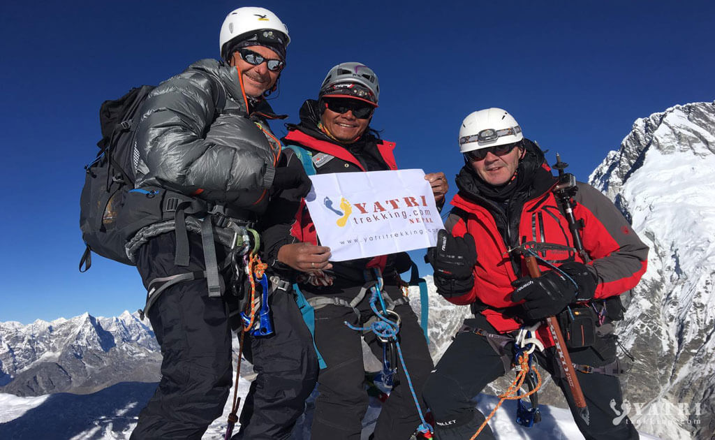 Alpinistes au sommet de l’Island Peak avec vue sur l’Everest et les montagnes du Khumbu