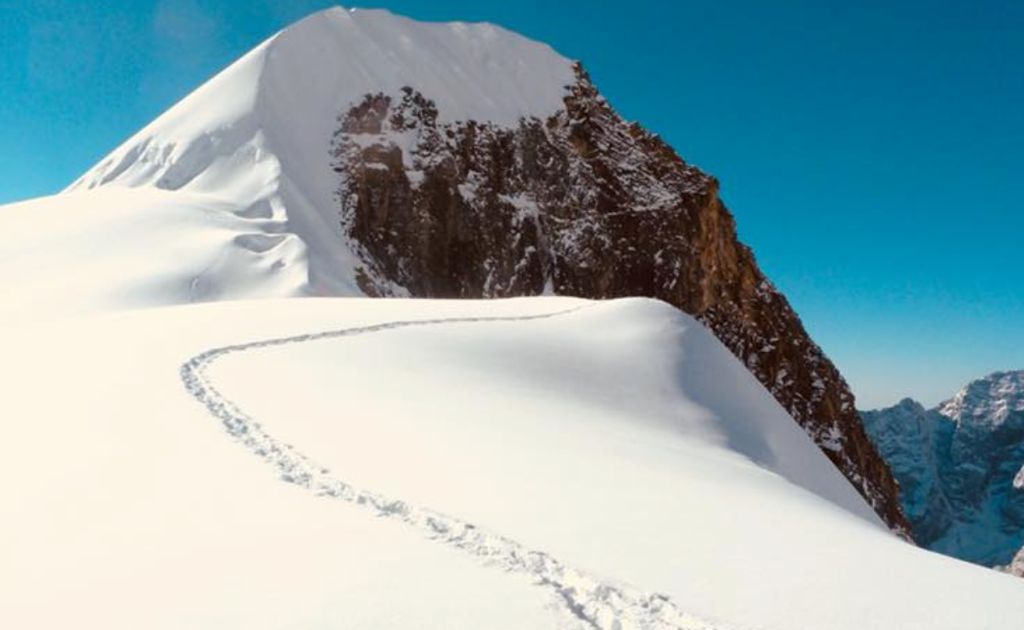 Vue époustouflante sur le Machapuchare depuis le sommet du Tharpu Chuli au cœur du sanctuaire des Annapurnas