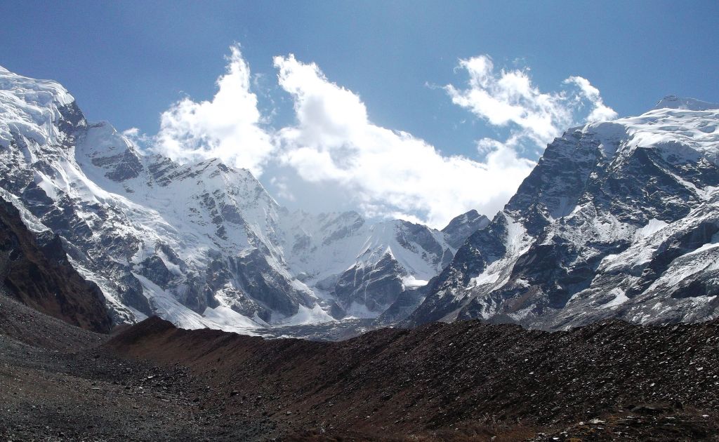 Sentier de trekking menant au camp de base de l’Api Himal à travers forêts et vallées isolées du Népal