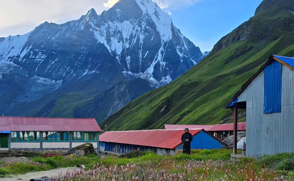 Camp de Base de l’Annapurna sous la pluie de la mousson avec paysages verts et ciel couvert