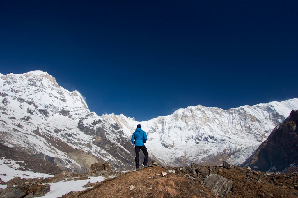 Camp de Base de l’Annapurna avec ciel clair et montagnes enneigées en saison d’automne