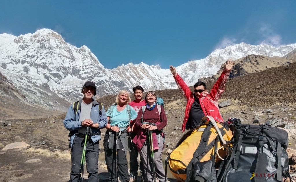 Vue du Camp de Base de l’Annapurna entouré de montagnes enneigées dans l’Himalaya du Népal.