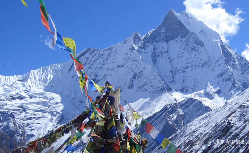 Drapeaux de prières colorés flottant dans l’Himalaya de l’Annapurna