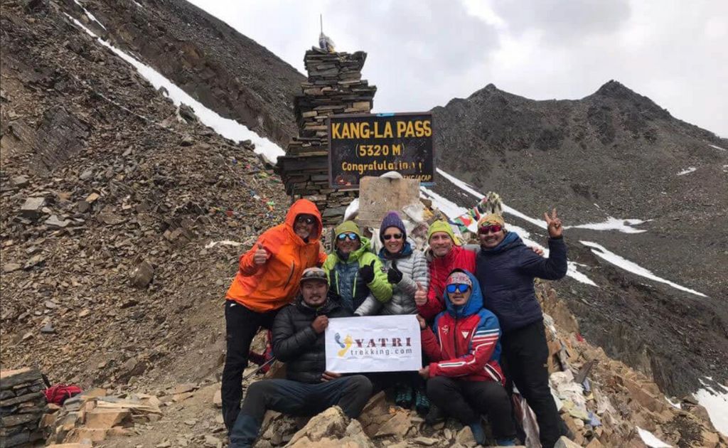 Vue sauvage depuis le col de Kang La menant au village isolé de Nar dans l’Annapurna