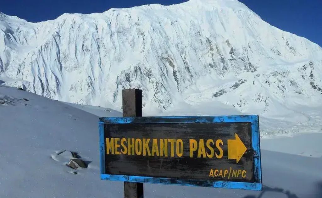 Sentier enneigé du col de Mesokanto La reliant le lac Tilicho au Mustang