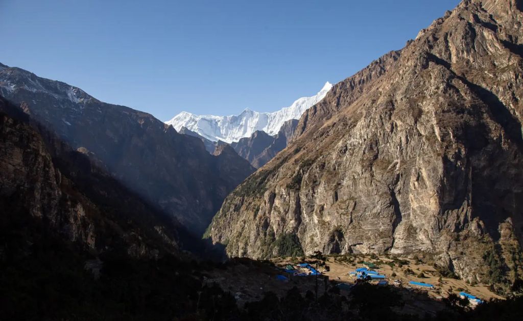 Trekkeurs traversant le Meta Ridge Pass avec panorama sur Lamjung Himal