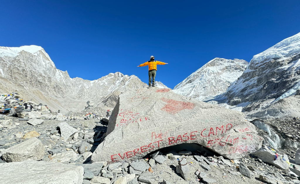 Camp de base de l’Everest avec glacier du Khumbu et sommets enneigés