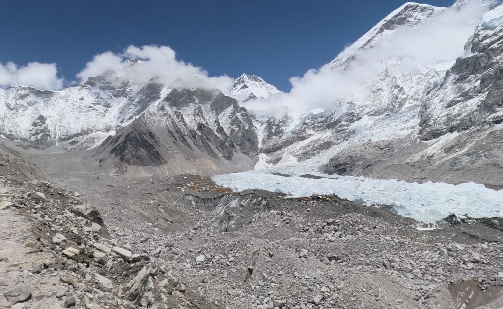 Glacier du Khumbu sur le chemin vers l’Everest Base Camp