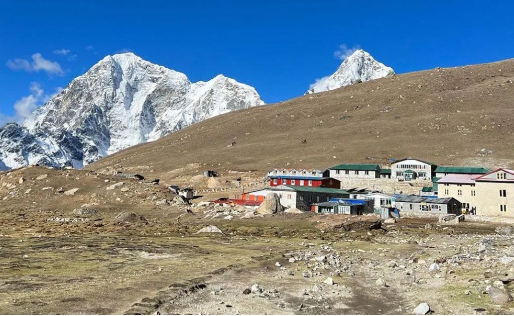 Village de Lobuche entouré de sommets dans la région de l’Everest