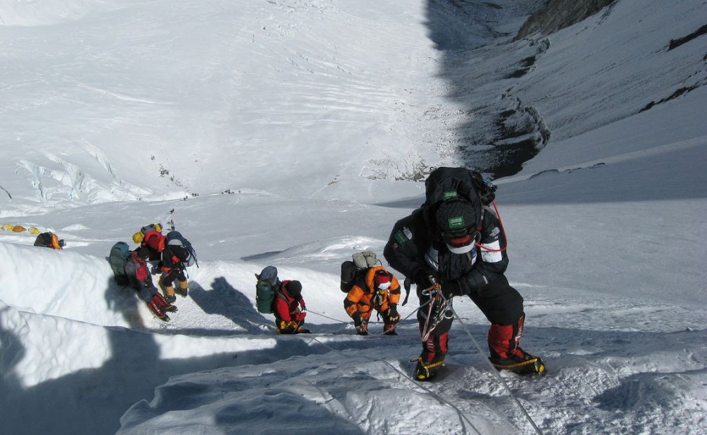 Alpiniste sur la voie normale de l’Everest, illustrant les frais et assurances obligatoires.