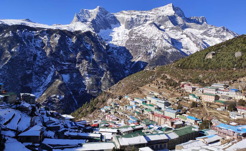 Village de Namche Bazaar dans la région de l’Everest avec vue sur les montagnes
