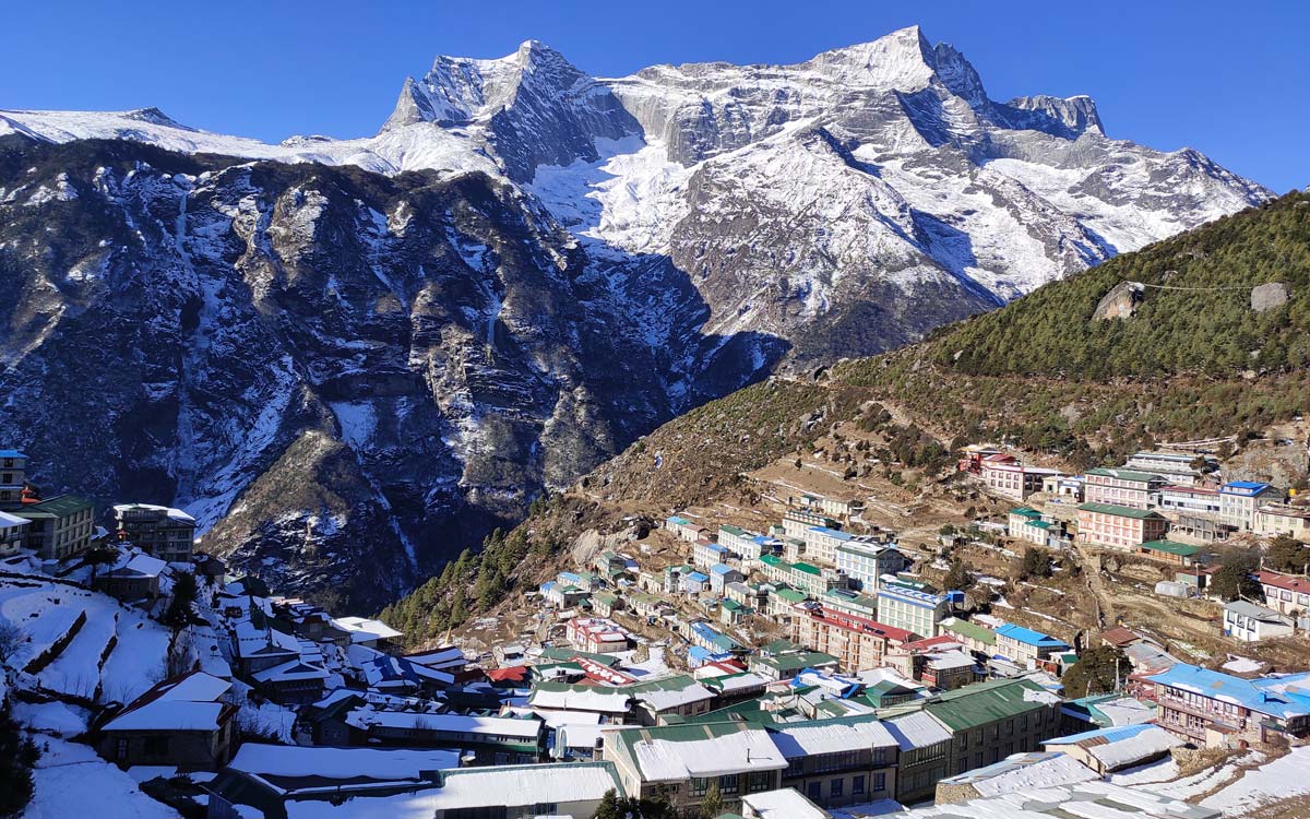 Vue du village sherpa de Namche Bazaar niché dans la montagne