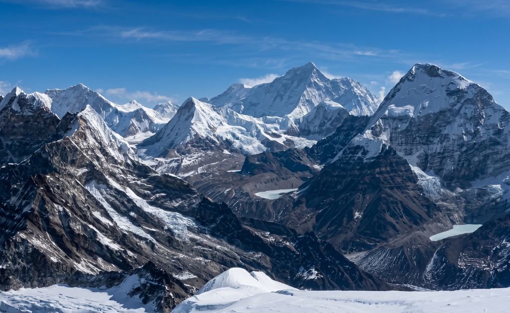Sentier de randonnée du Camp de Base du Makalu traversant forêts et montagnes himalayennes