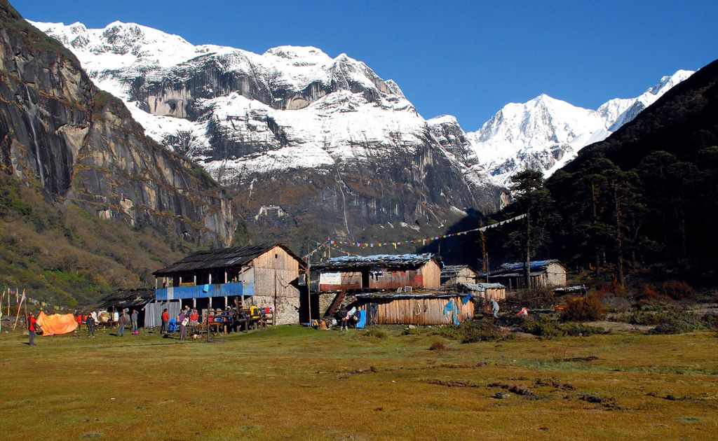 Yangla Kharka dans la vallée de Barun avec ses vastes pâturages alpins, ses montagnes himalayennes et son environnement sauvage préservé