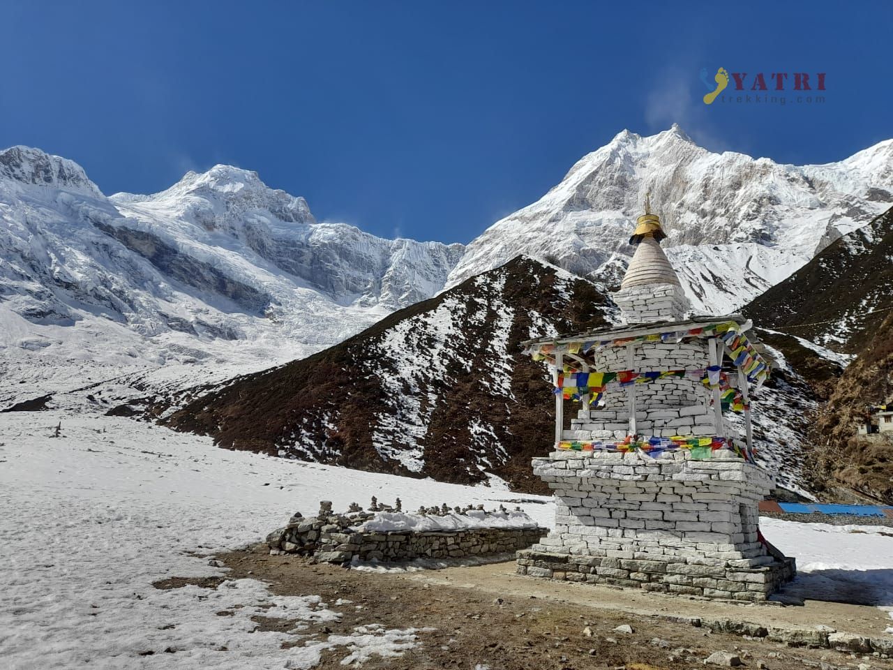 Sentier du trek du Manaslu Circuit avec montagnes enneigées et vallée sauvage au Népal.