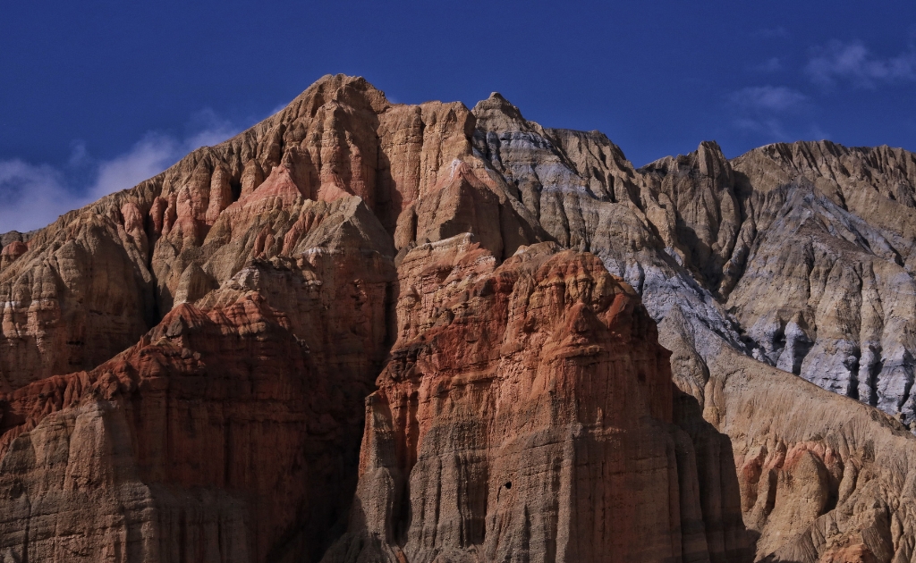 Falaises colorées et formations rocheuses du désert himalayen dans le Haut Mustang, Népal