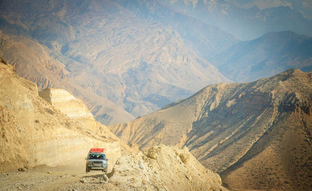 Sentier sec et ciel dégagé dans le Haut Mustang pendant la saison de la mousson au Népal