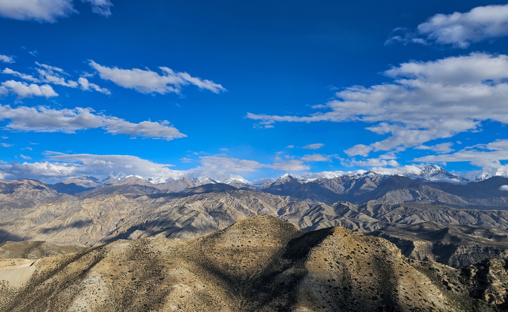 Sentier de trekking vers Lo Manthang à travers les collines et vallées du désert himalayen du Haut Mustang